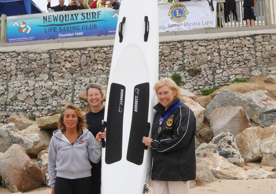 Lions present Newquay Lifesaving Club with new racing board