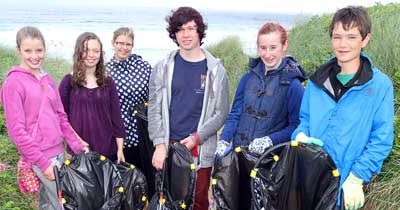 Leos help clean up beach